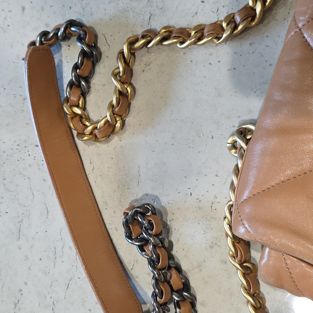 CHANEL 19 Medium Tan Quilted Leather Bag - Picture 5 of 11